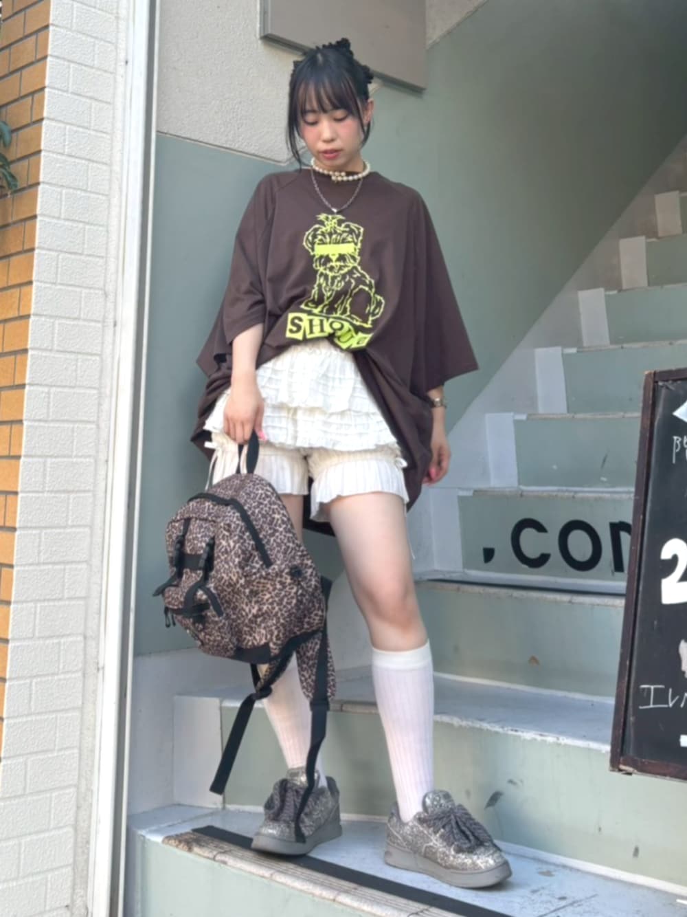 ホワイト系のその他パンツ、グリーン系のTシャツ/カットソー、その他のバックパック/リュックを着用したレディースの夏コーディネートの1枚目の写真