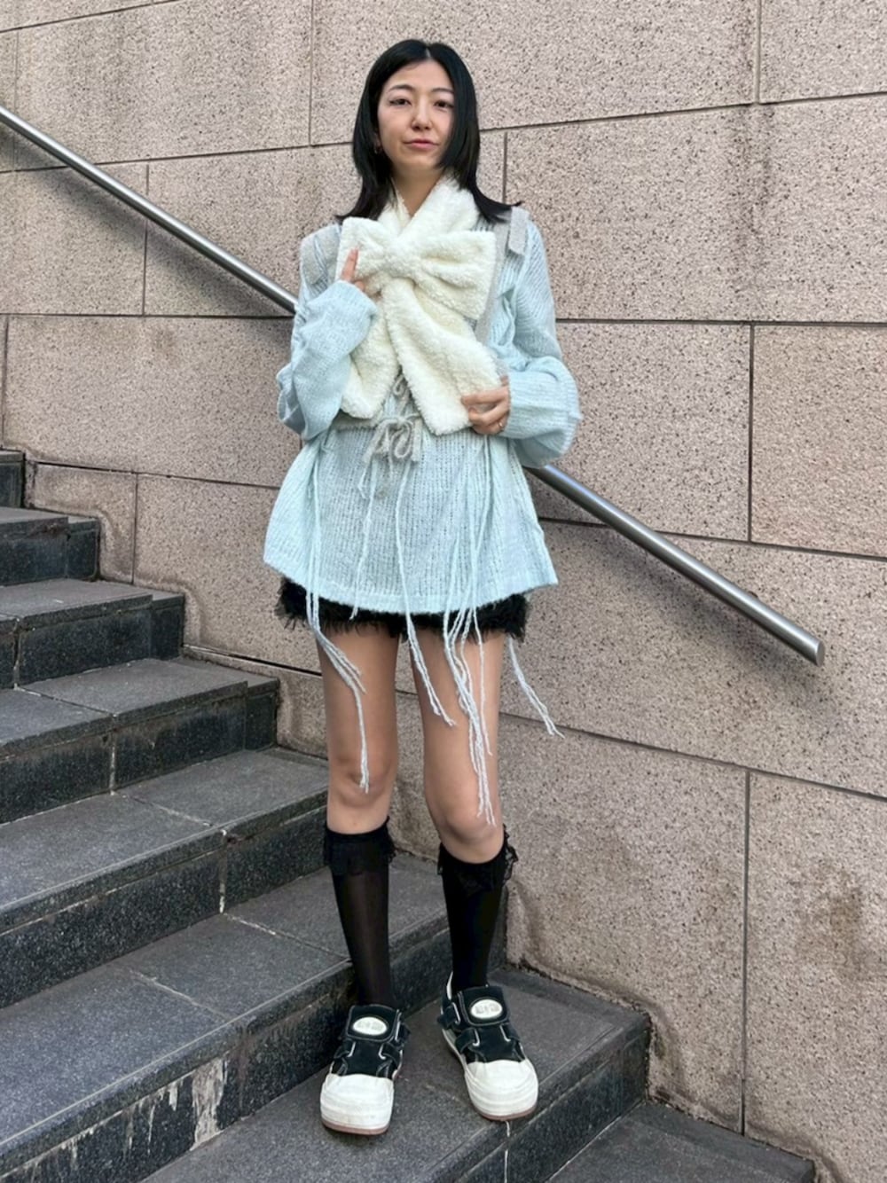 ブラック系のその他パンツ、ブルー系のニット/セーター、グレー系のその他トップスを着用したレディースの冬コーディネートの1枚目の写真