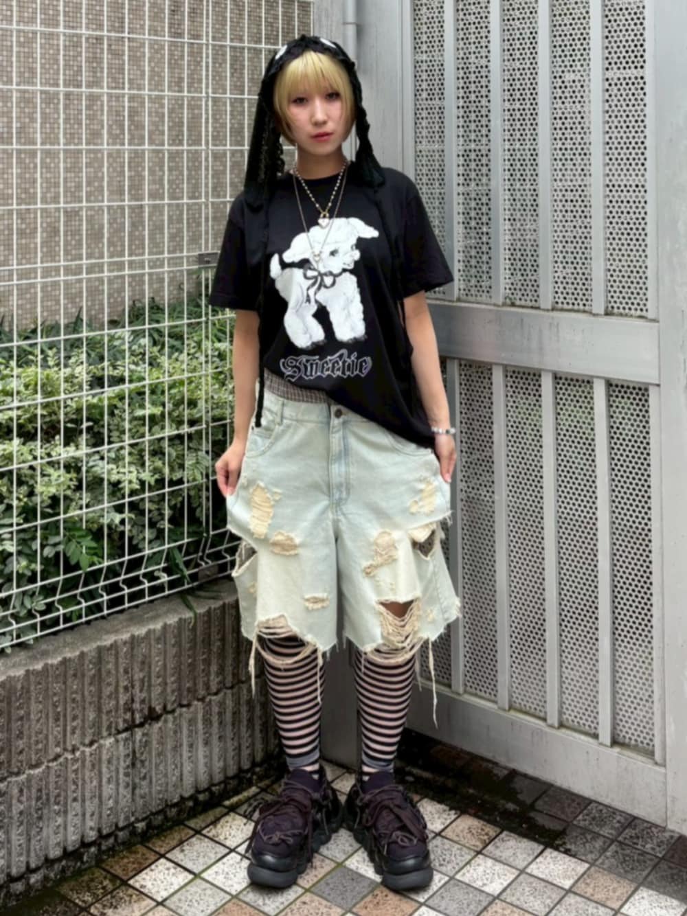 ブルー系のデニムパンツ、ホワイト系のTシャツ/カットソー、ブラック系のソックス/靴下を着用したレディースの夏コーディネートの1枚目の写真