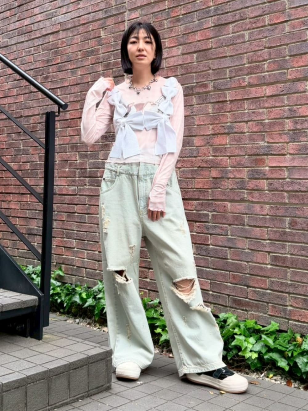 ブルー系のデニムパンツ、ホワイト系のその他トップス、ピンク系のTシャツ/カットソーを着用したレディースの春コーディネートの1枚目の写真