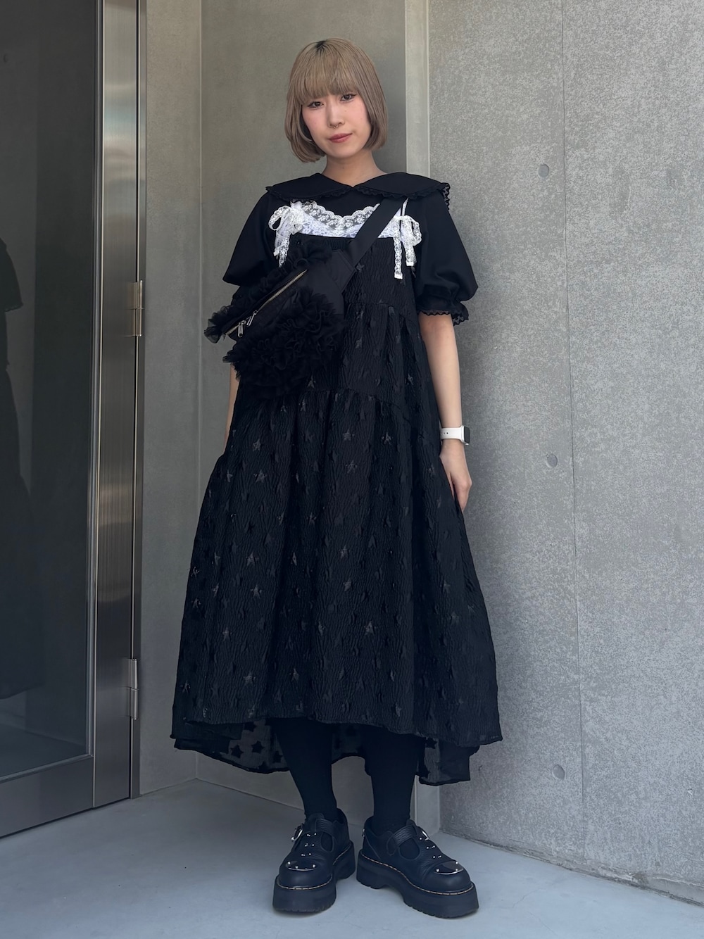 「Candy Stripper、トップス、セーラーカラー、キャミソール、リボン、ワンピース、オーガンジー、Aライン、ウエストバッグ、チュール、ブラック、レイヤードスタイル、大人カジュアル」｜「Candy StripperのSAILOR COLLAR トップス（Tシャツ/カットソー、ブラック系）」を使った、CandyStripperさん（レディース・160cm）の夏コーディネートの1枚目の写真