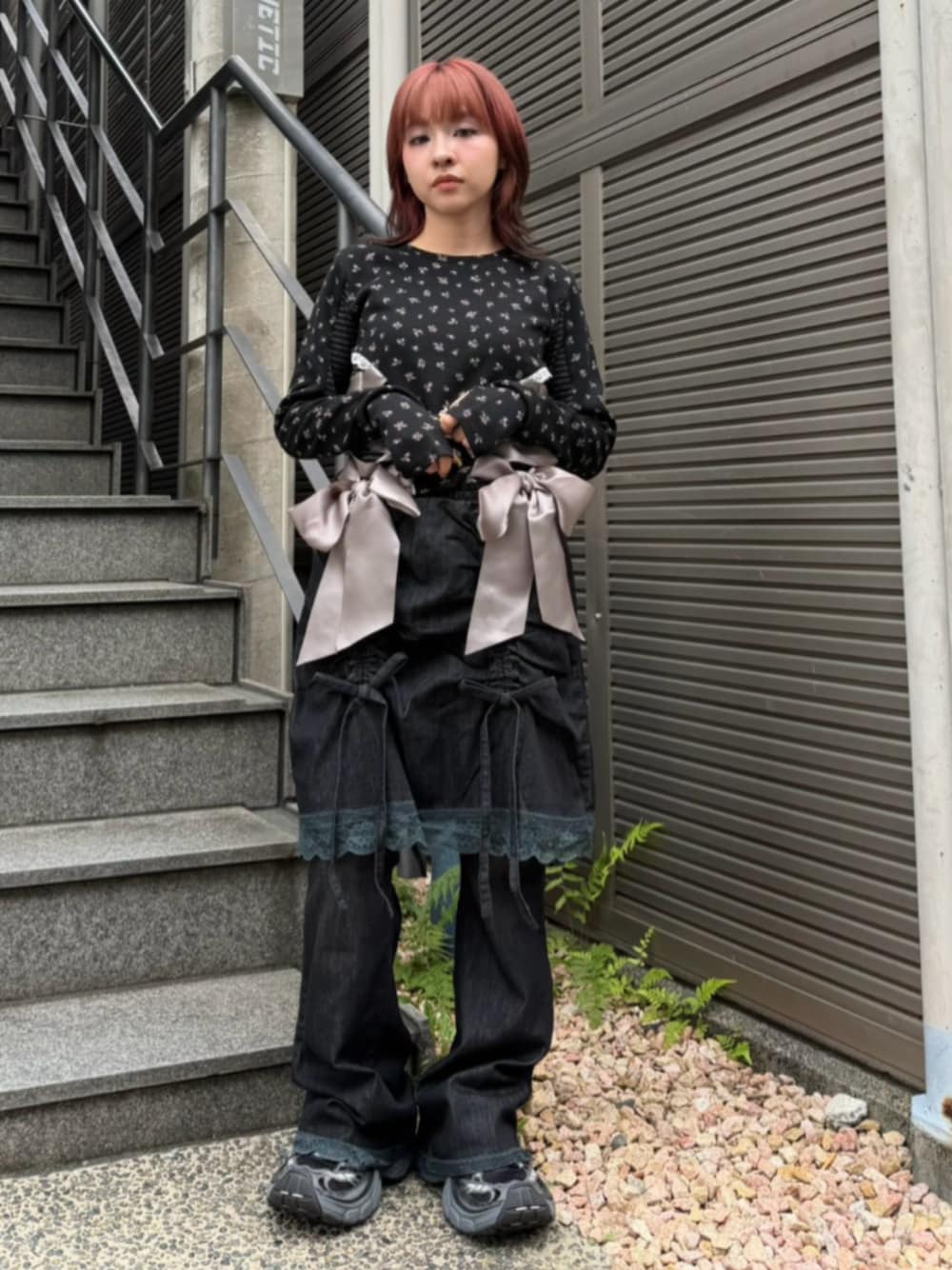 ブラック系のデニムパンツ、ブラック系のTシャツ/カットソーを着用したレディースの秋コーディネートの1枚目の写真