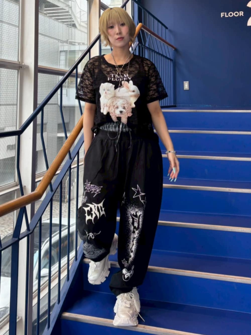 ブラック系のTシャツ/カットソー、ブラック系のスウェットパンツを着用したレディースの夏コーディネートの1枚目の写真