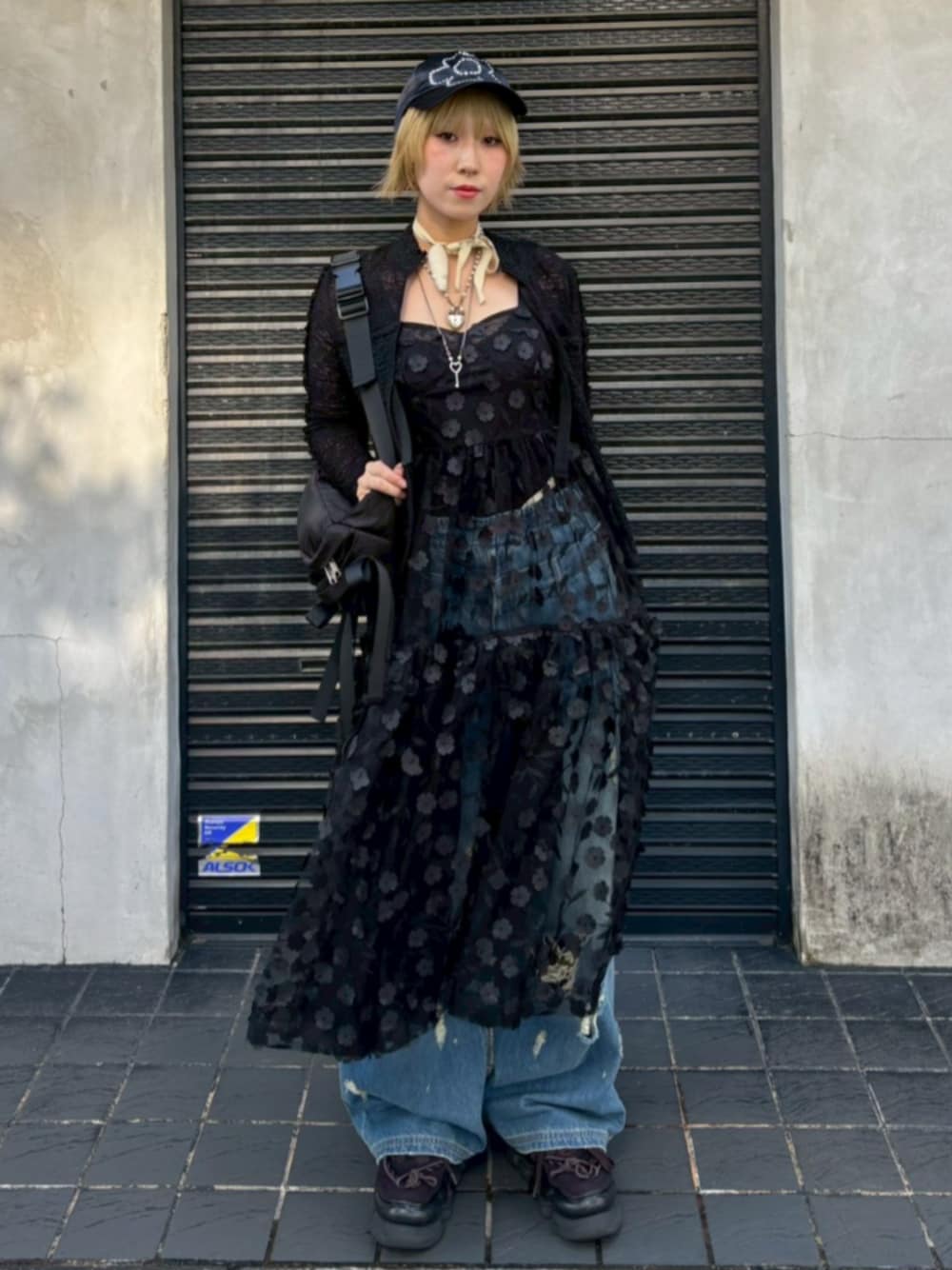 ブルー系のデニムパンツ、ブラック系のボディバッグ/ウエストポーチ、ブラック系のその他アウターを着用したレディースの夏コーディネートの1枚目の写真