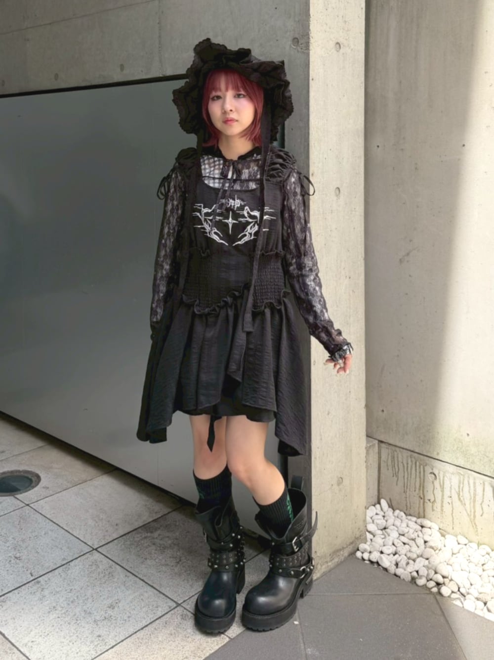 ブラック系のTシャツ/カットソー、ブラック系のワンピース、ブラック系のハットを着用したレディースの春コーディネートの1枚目の写真