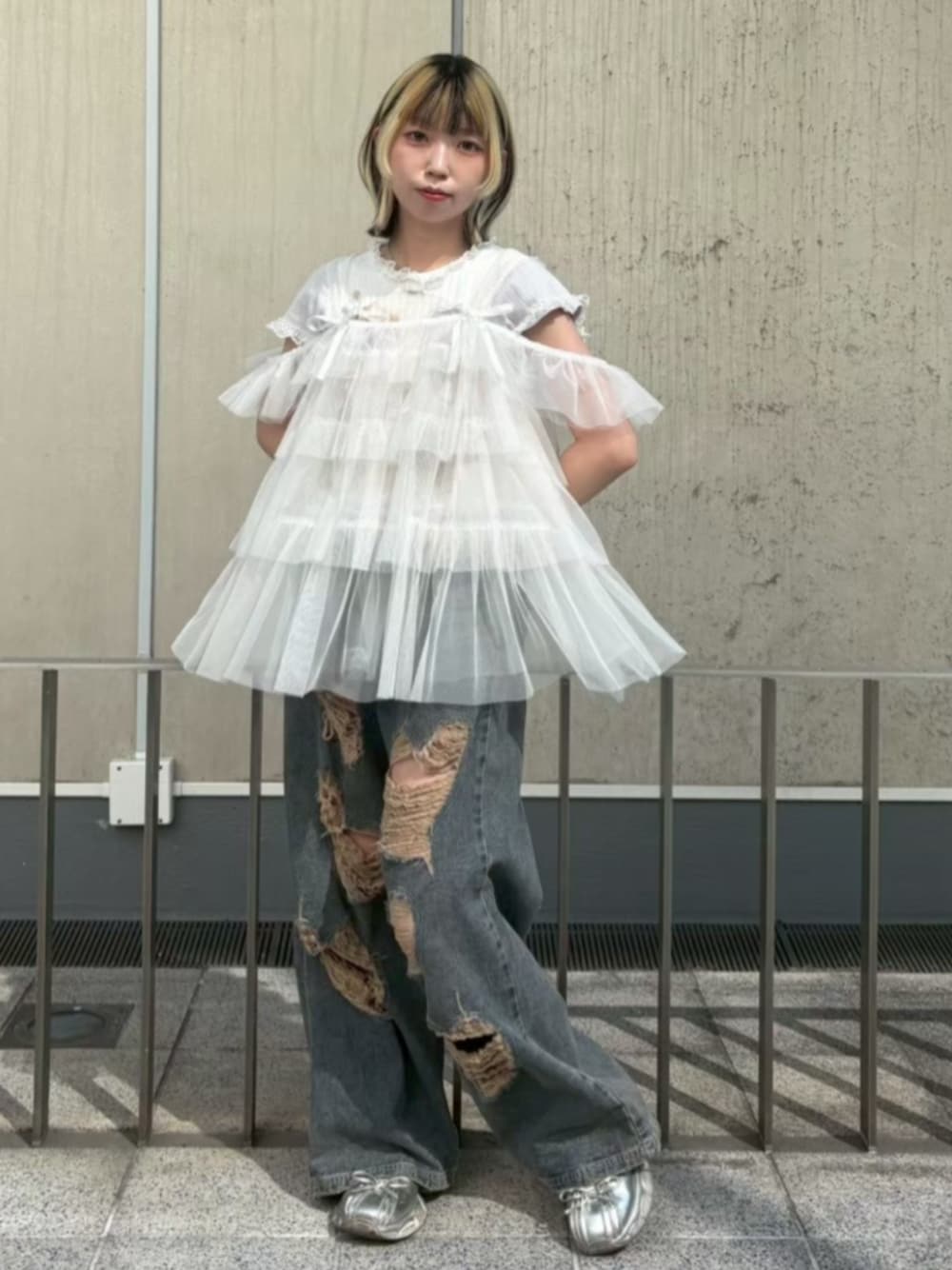ブルー系のデニムパンツ、ホワイト系のTシャツ/カットソー、ホワイト系のその他トップスを着用したレディースの夏コーディネートの1枚目の写真