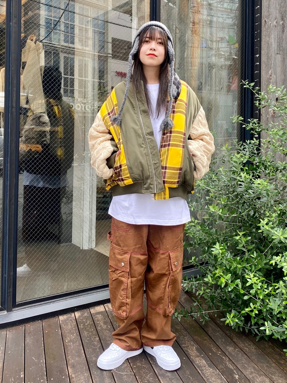 「Candy Stripper、スニーカー、MA-1、ロンT、ビーニー、チェック、カーゴパンツ、ブラウン、ストリート、アウトドアスタイル」｜「Candy StripperのCND LOGO CARGO パンツ（カーゴパンツ、ブラウン系）」を使った、CandyStripperさん（レディース・160cm）の秋コーディネートの1枚目の写真
