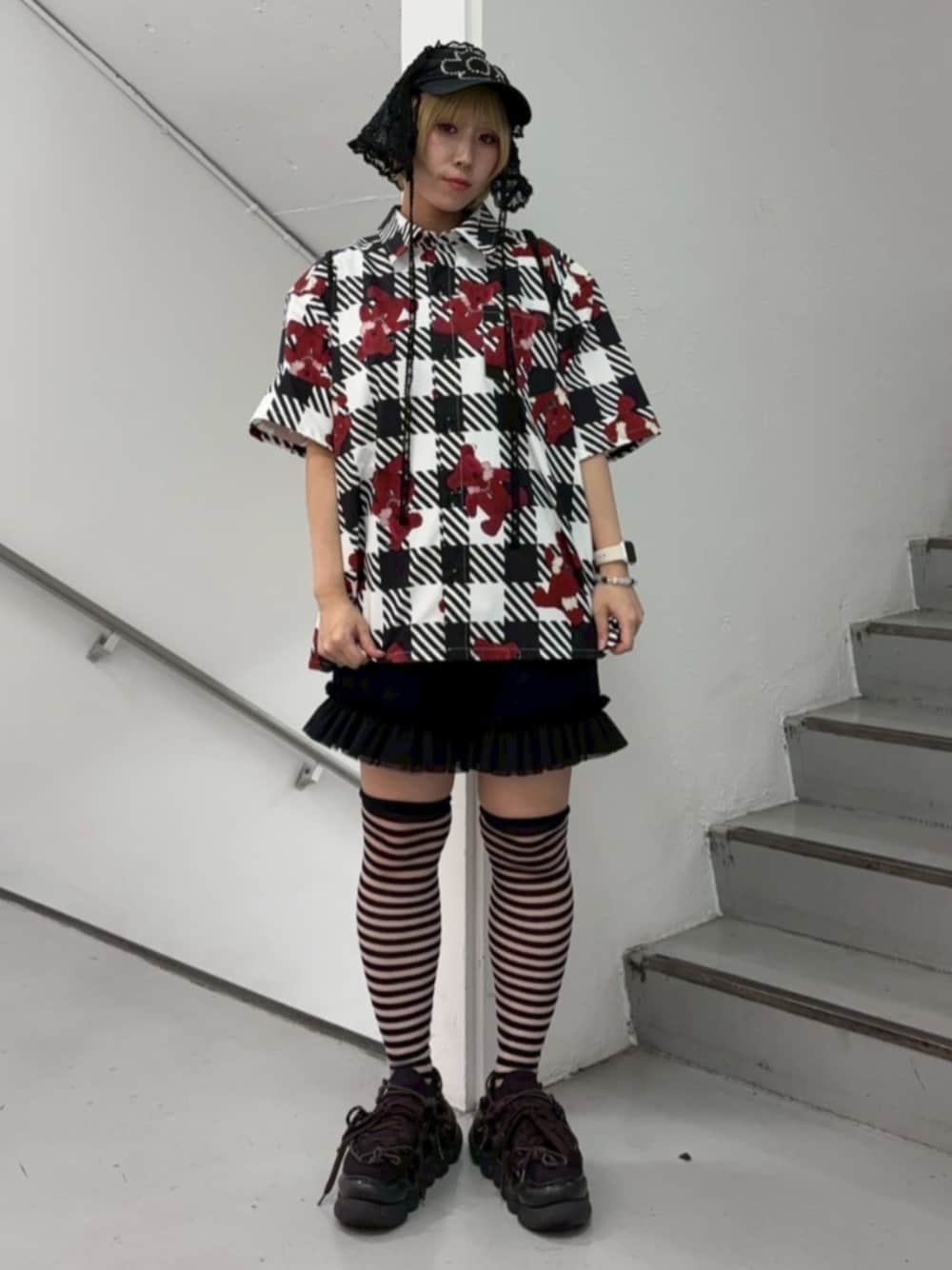 ブラック系のその他パンツ、ブラック系のバックパック/リュック、ブラック系のシャツ/ブラウスを着用したレディースの夏コーディネートの1枚目の写真