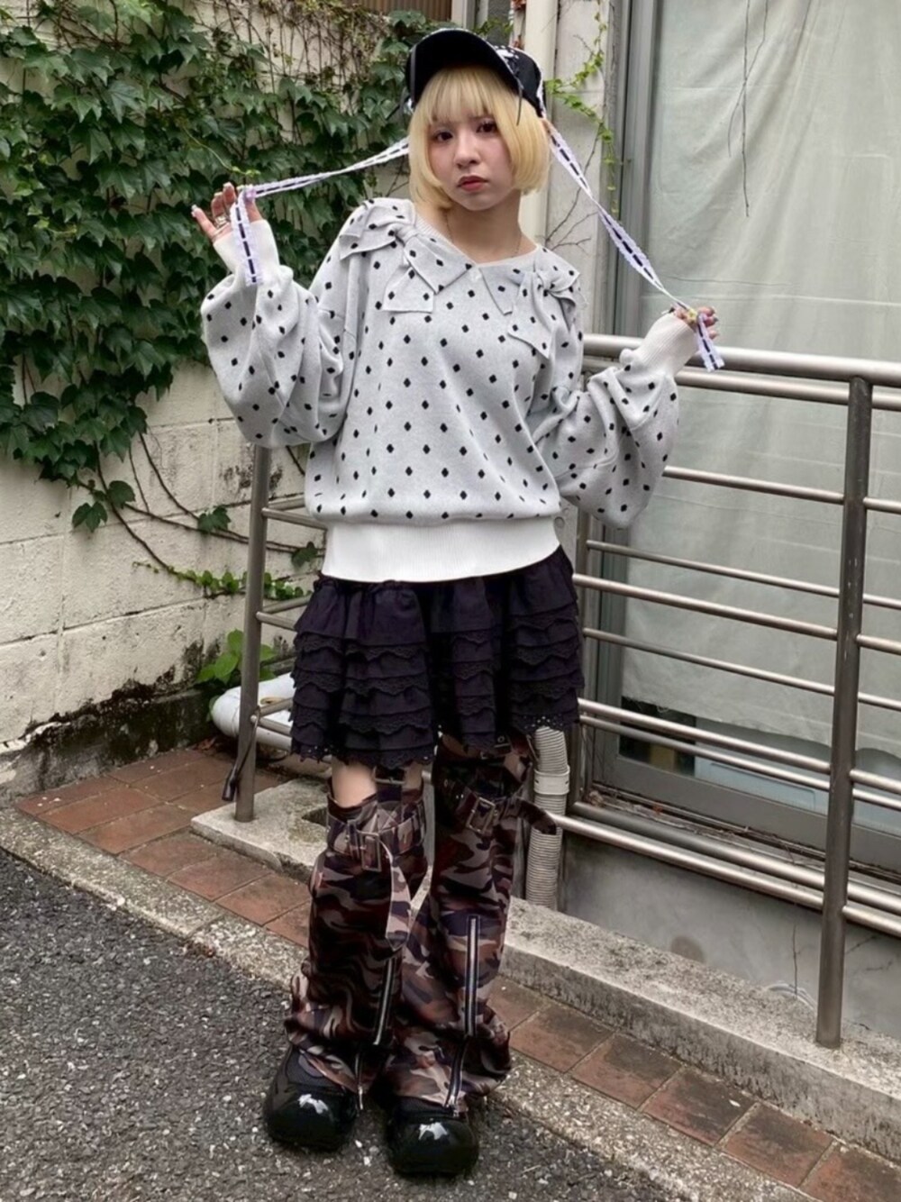 ブラック系のスカート、グリーン系のその他パンツ、ホワイト系のニット/セーターを着用したレディースの秋コーディネートの1枚目の写真