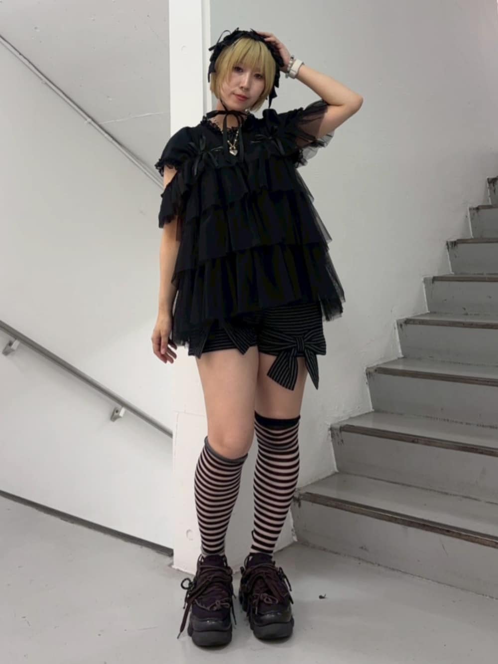 ブラック系のその他パンツ、ブラック系のTシャツ/カットソー、ブラック系のその他トップスを着用したレディースの夏コーディネートの1枚目の写真