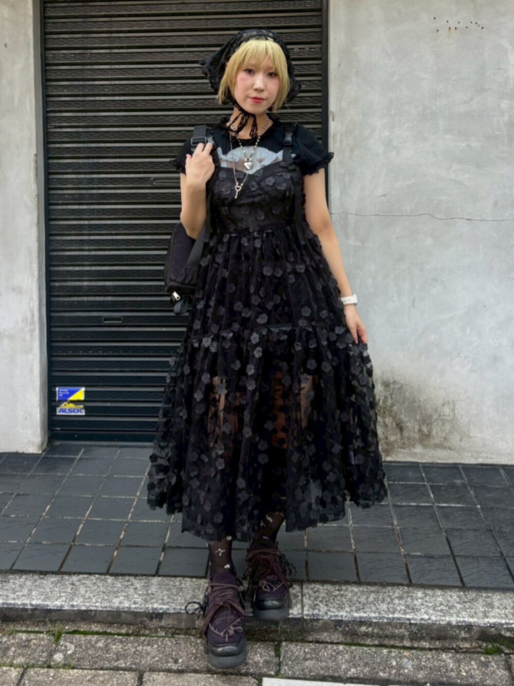 ブラック系のボディバッグ/ウエストポーチ、ブラック系のワンピース、ブラック系のTシャツ/カットソーを着用したレディースの夏コーディネートの1枚目の写真