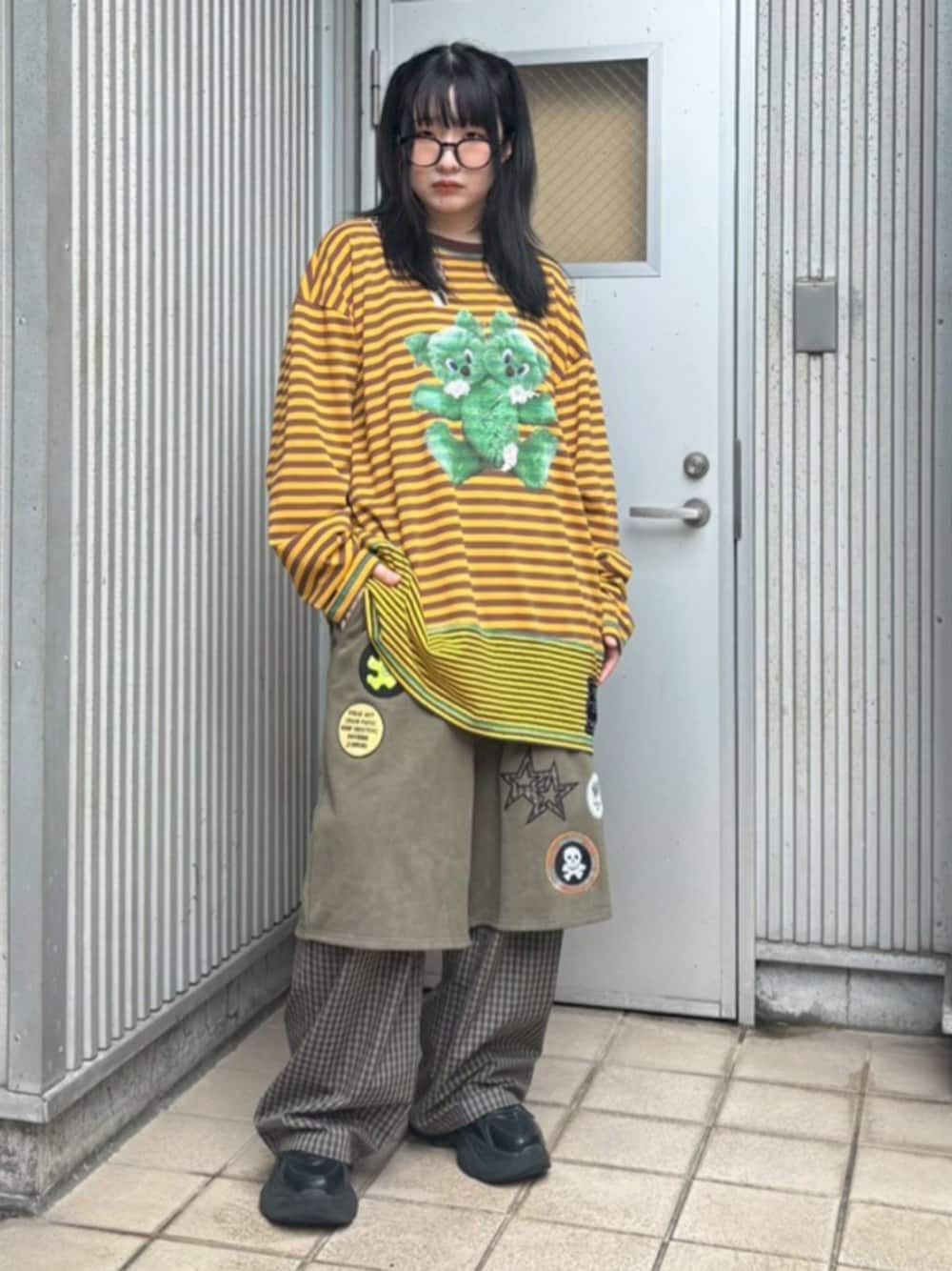 イエロー系のTシャツ/カットソーを着用したレディースの秋コーディネートの1枚目の写真