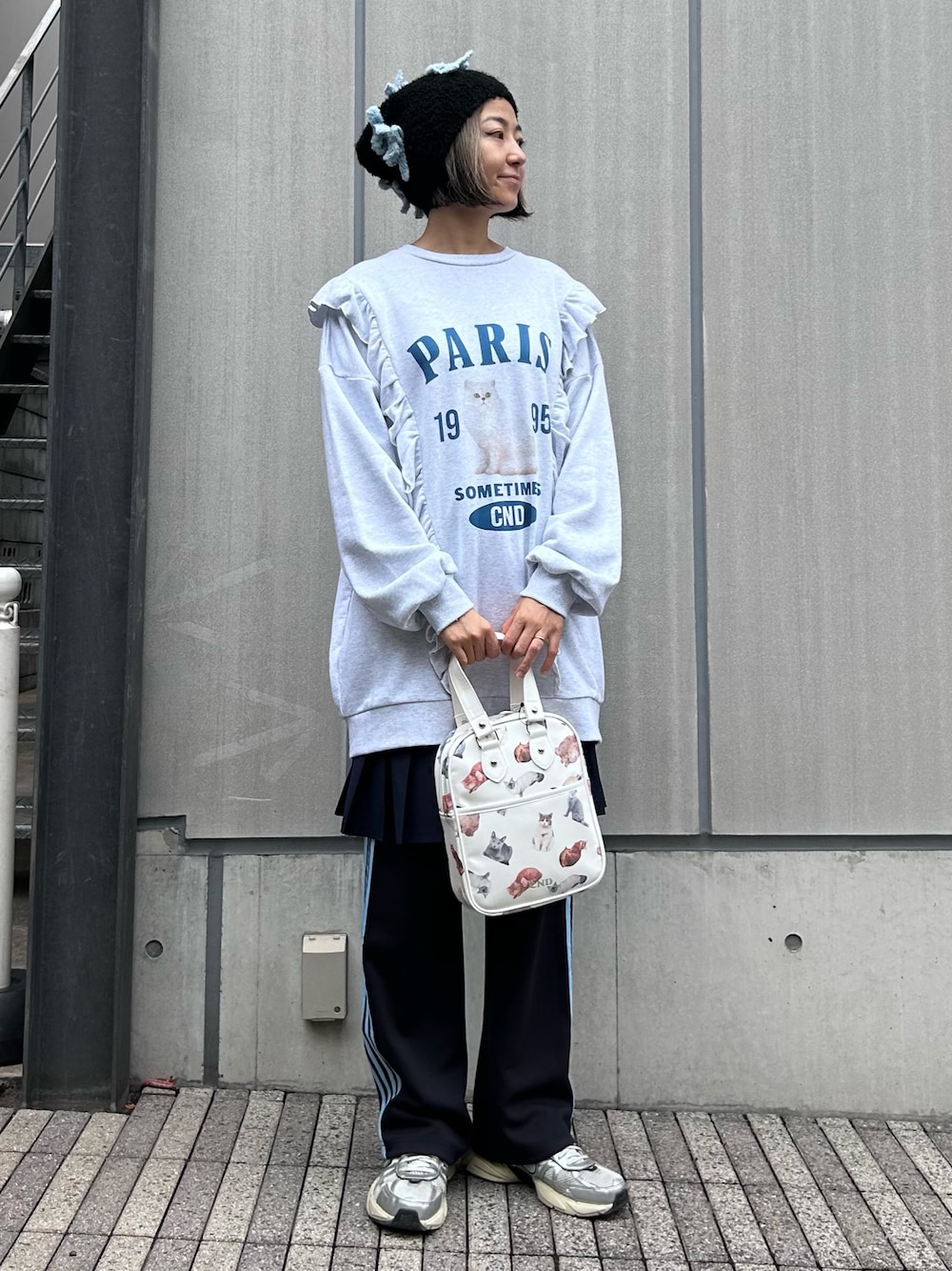 「Candy Stripper、スウェット、ワンピース、フリル、プリーツスカート、トラックパンツ、レイヤード、ビーニー、リボン、ハンドバッグ、カジュアル、デートコーデ」｜「Candy StripperのPARIS CAT SWEAT ワンピース（ワンピース、グレー系）」を使った、CandyStripperさん（レディース・162cm）の秋コーディネートの1枚目の写真