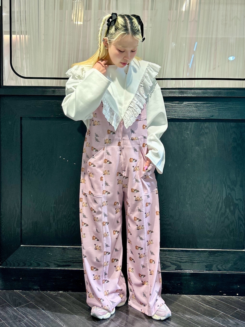 「Candy Stripper、New Balance、ワンピース、セーラーカラー、Vネック、コットンレース、サロペット、ワッフル、ピンク、ガーリー、レイヤードスタイル、お出かけコーデ」｜「Candy StripperのSAILOR COLLAR ワンピース（ワンピース、ホワイト系）」を使った、CandyStripperさん（レディース・156cm）の春コーディネートの1枚目の写真