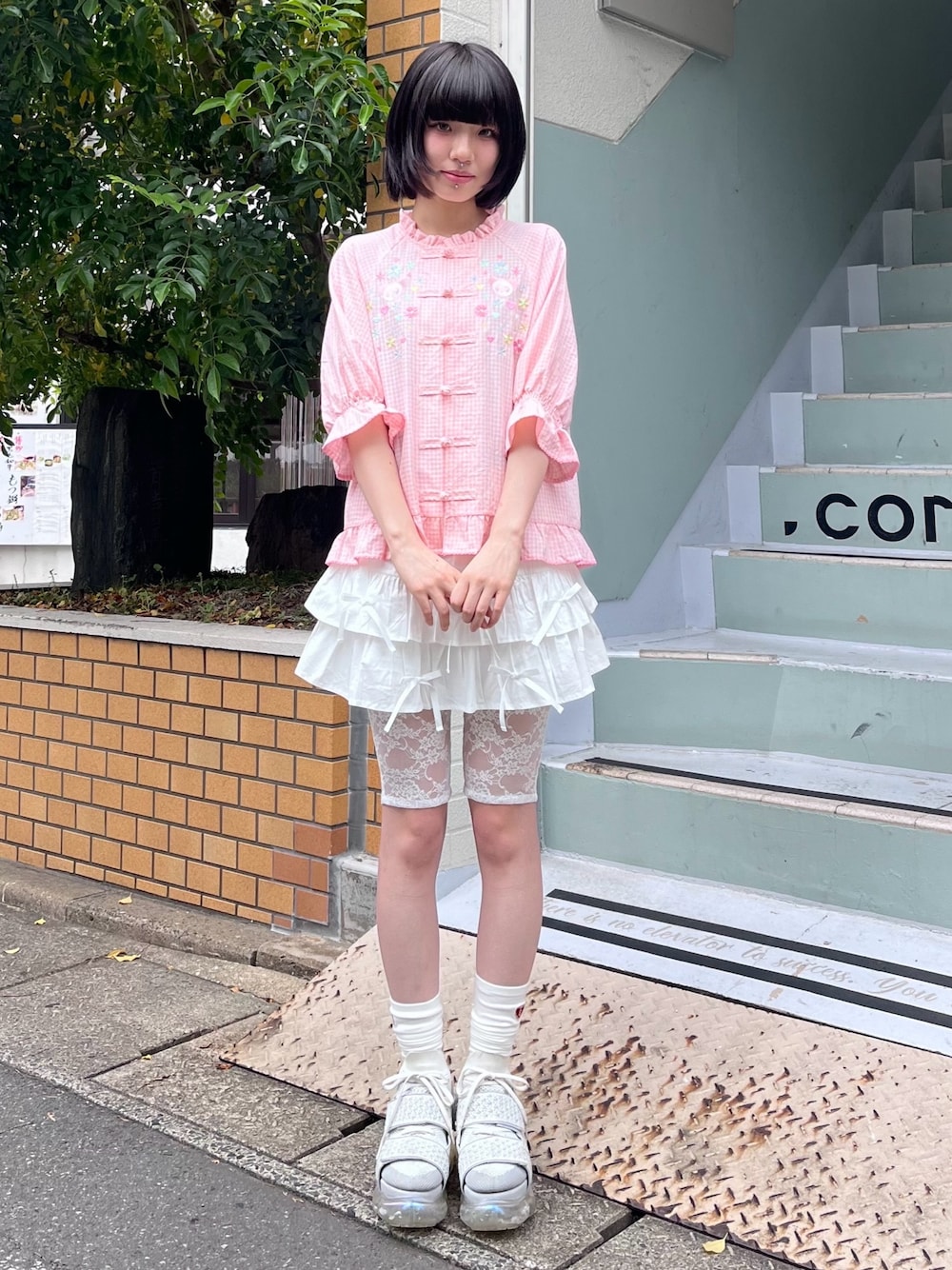 ピンク系のシャツ/ブラウス、ホワイト系のその他パンツを着用したレディースの夏コーディネートの1枚目の写真