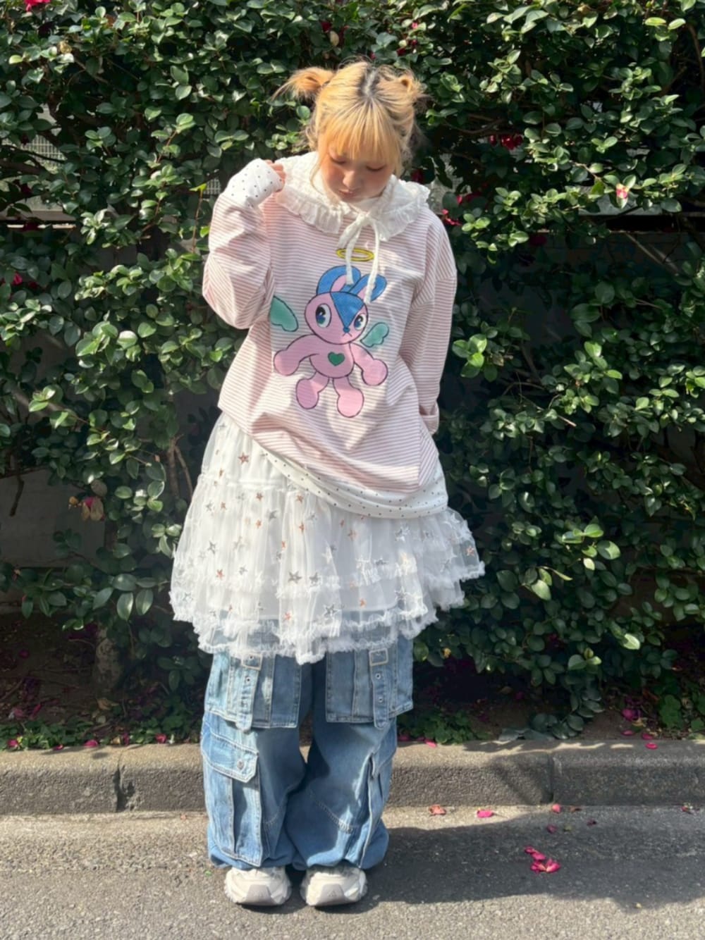 ブルー系のデニムパンツ、ホワイト系のスカート、ピンク系のTシャツ/カットソーを着用したレディースの冬コーディネートの1枚目の写真