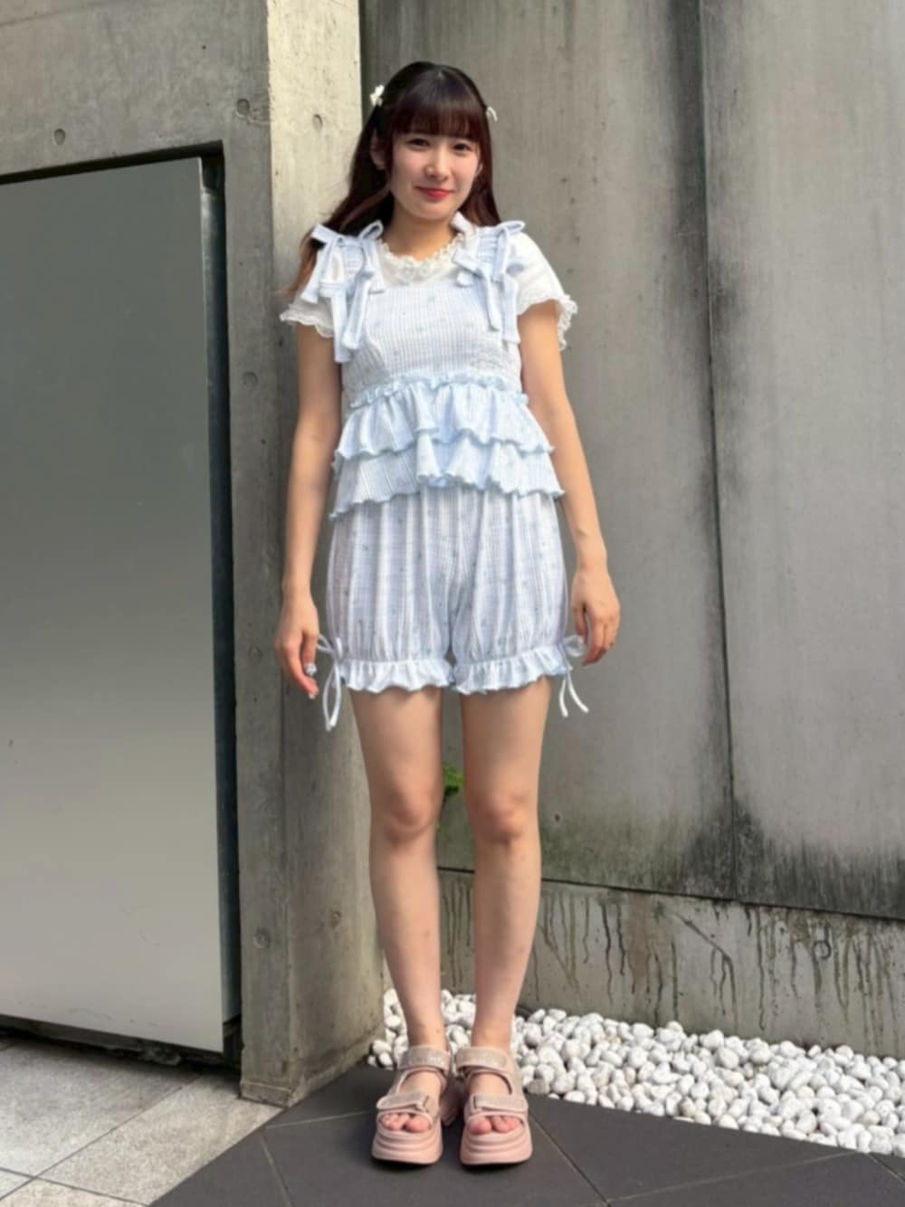 ホワイト系のTシャツ/カットソー、ブルー系の水着を着用したレディースの夏コーディネートの1枚目の写真