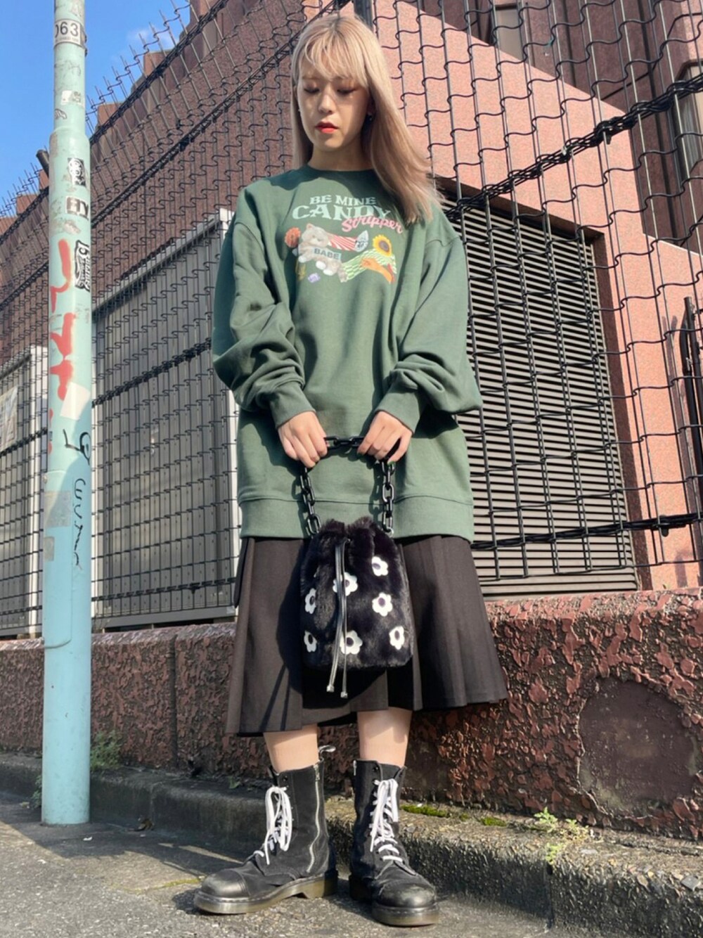 「Candy Stripper、スウェットワンピース、スウェット、ワンピース、ジャンパースカート、ファーバッグ、花柄、Dr.Martens、ブーツ、秋のコーデ、ガーリーカジュアル」｜「Candy StripperのFLOWER DRAWSTRING バッグ（ハンドバッグ、ブラック系）」を使った、CandyStripperさん（レディース・161cm）の秋コーディネートの1枚目の写真