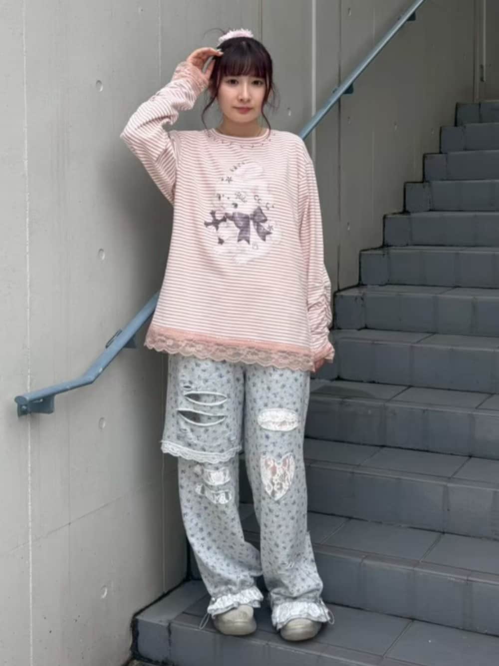 ピンク系のTシャツ/カットソー、グレー系のスウェットパンツを着用したレディースの秋コーディネートの1枚目の写真