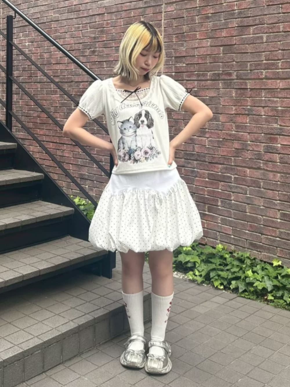 ホワイト系のTシャツ/カットソー、ホワイト系のスカートを着用したレディースの夏コーディネートの1枚目の写真