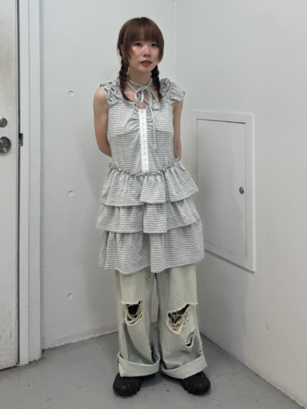 ブルー系のデニムパンツ、グレー系のワンピースを着用したレディースの夏コーディネートの1枚目の写真