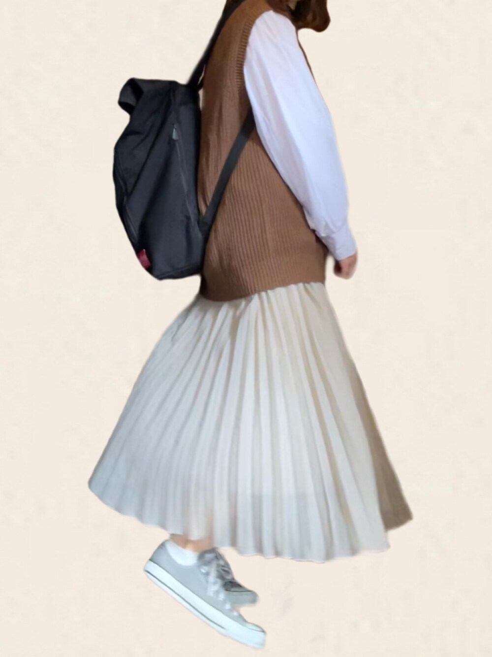 「秋コーデ、だから秋服が好き、ニットベスト、ロングスカート、チュールスカート、コンバース、リュック、秋服、シャツスタイル、ブラウン」｜「Manhattan PortageのHillside Backpack（バックパック/リュック、ブラック系）」を使った、モモモさん（レディース・161cm）の秋コーディネートの1枚目の写真
