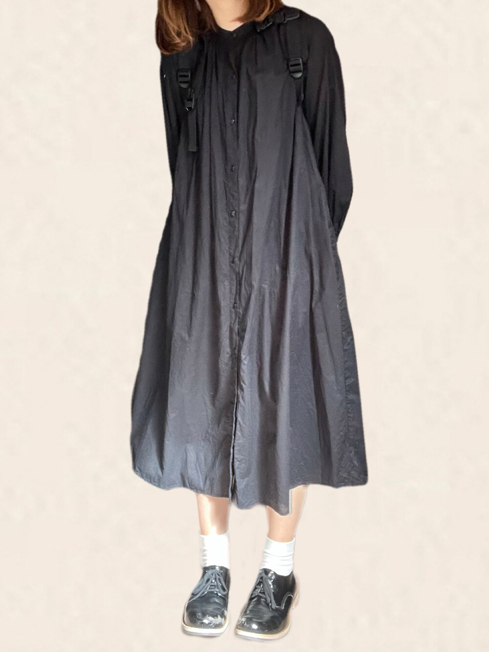 「秋服、ゆるコーデ、モノトーン、ローファー、秋トレンド2021、ワンピース、シャツワンピ、黒コーデ」｜「わすれたのアイテム（ローファー、ブラック系）」を使った、モモモさん（レディース・161cm）の秋コーディネートの1枚目の写真