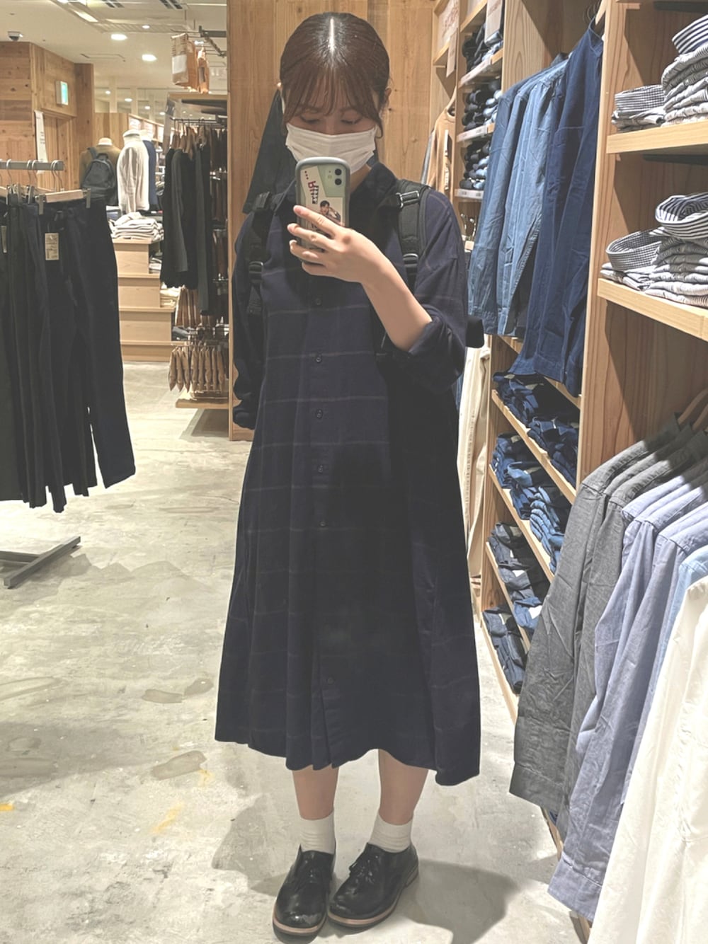 「ワンピース、秋のコーデ、チェック柄、シャツワンピ、チェックシャツワンピース、秋服、ゆるコーデ」｜「わすれたのアイテム（ローファー、ブラック系）」を使った、モモモさん（レディース・161cm）の秋コーディネートの1枚目の写真
