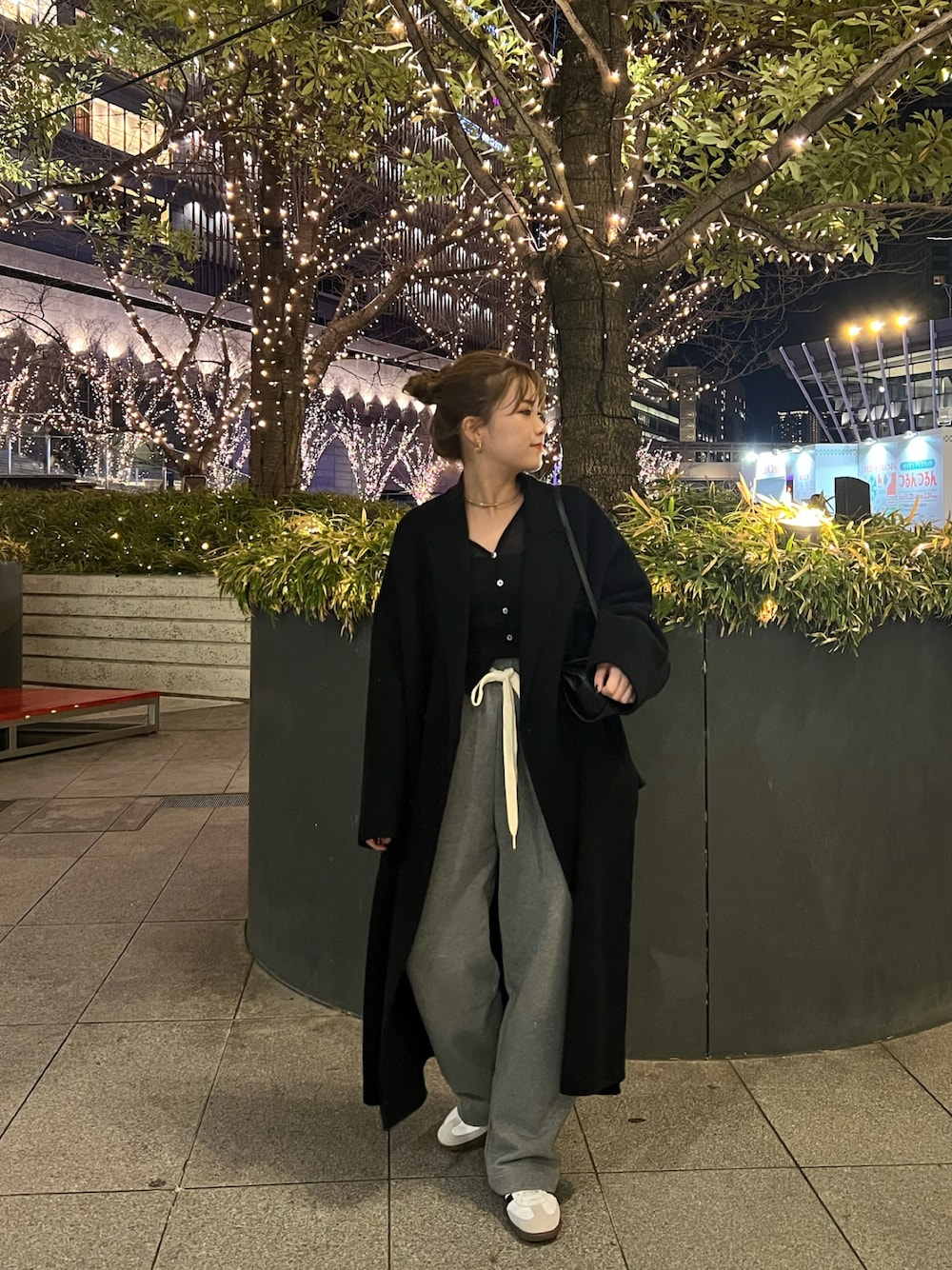 「SALON adam et rope'のピュアラムウールリバーロングコート（その他アウター、ブラック系）」を使った、Manaeさん（レディース・155cm）の冬コーディネートの1枚目の写真