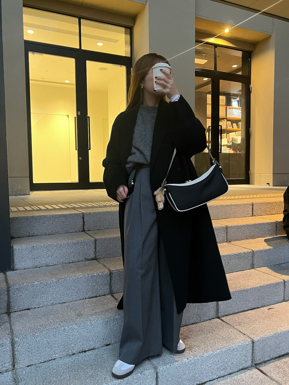 「SALON adam et rope'のピュアラムウールリバーロングコート（その他アウター、ブラック系）」を使った、Manaeさん（レディース・155cm）の冬コーディネートの1枚目の写真