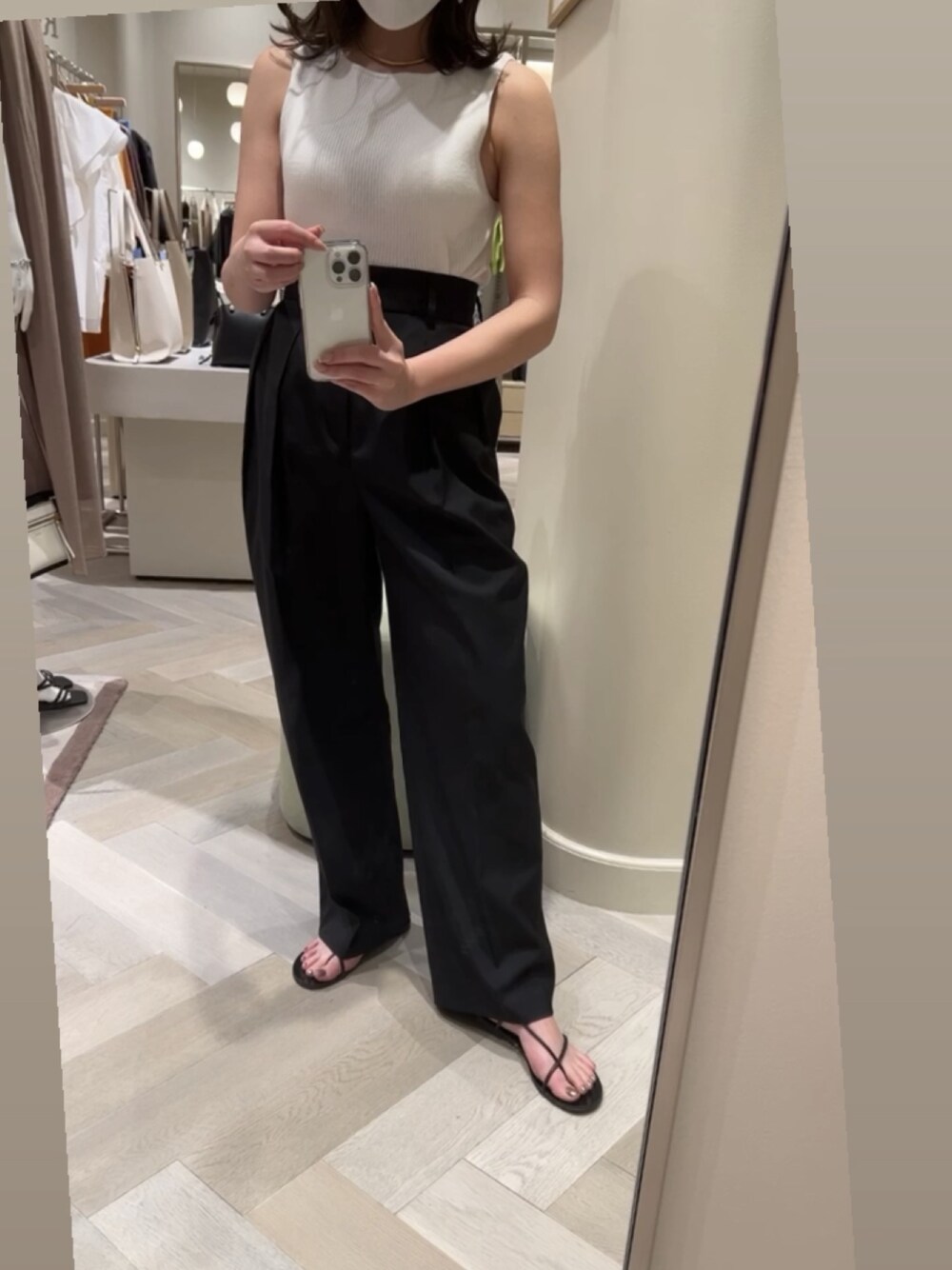 「ROPE'のワイドタックテーパードスラックス（その他パンツ、ブラック系）」を使った、Manaeさん（レディース・155cm）の夏コーディネートの1枚目の写真