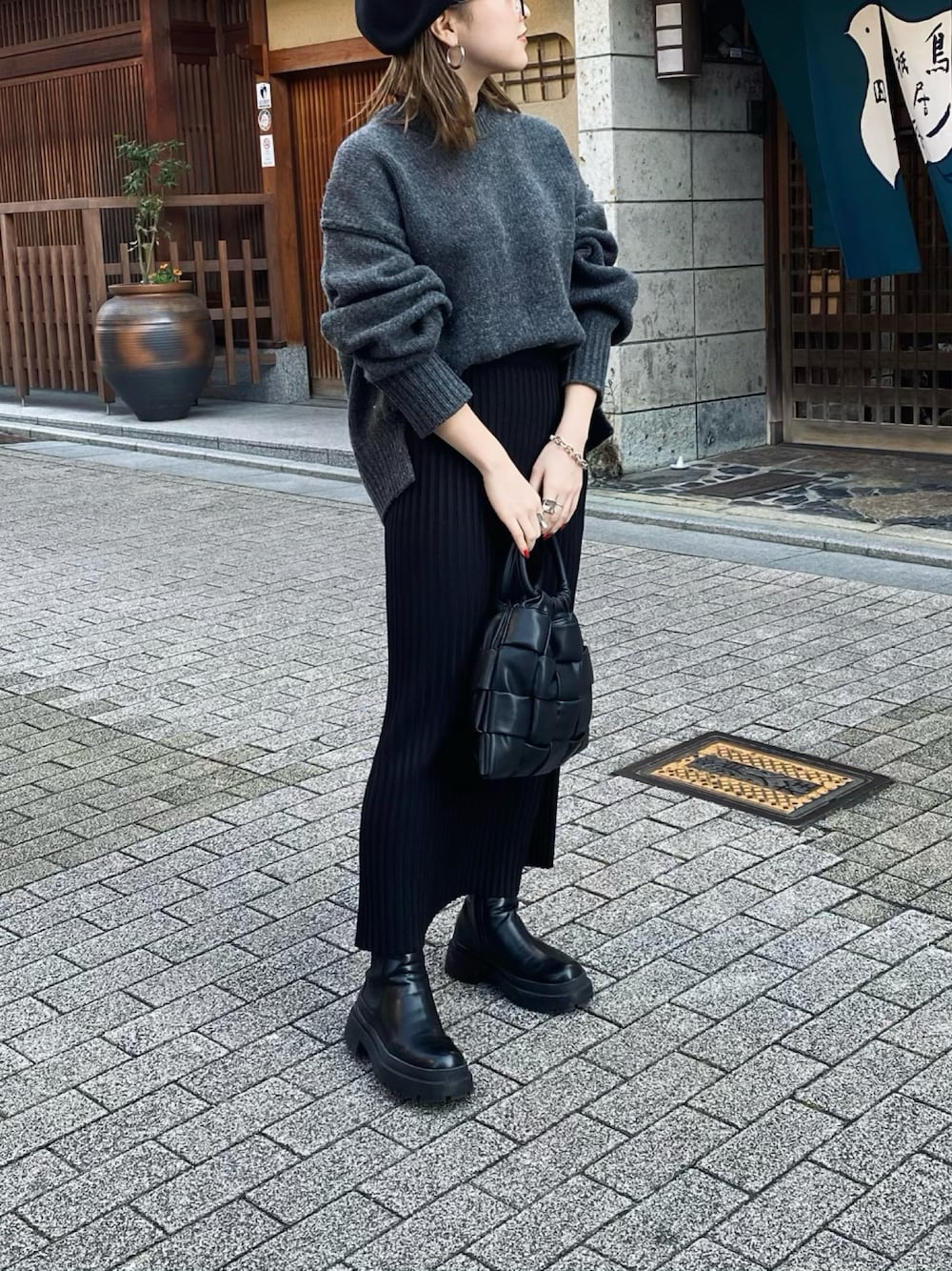 「ADAM ET ROPE'のパデッド巾着バッグ（ハンドバッグ、ブラック系）」を使った、Manaeさん（レディース・155cm）の秋コーディネートの1枚目の写真