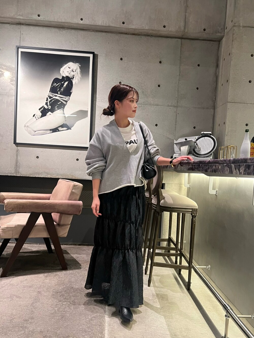 「ADAM ET ROPE'の【逸品】フクレジャガードシャーリングスカート（スカート、ブラック系）」を使った、Manaeさん（レディース・155cm）の秋コーディネートの1枚目の写真