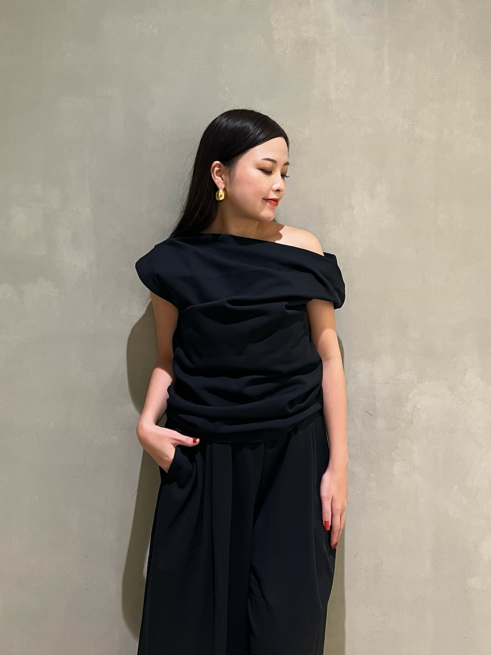 「ROPE'の【A-GIRL'S×ROPE' BY AYA KANEKO】アシンメトリースウェットトップス【メディア掲載】（Tシャツ/カットソー、ブラック系）」を使った、Manaeさん（レディース・155cm）の夏コーディネートの1枚目の写真