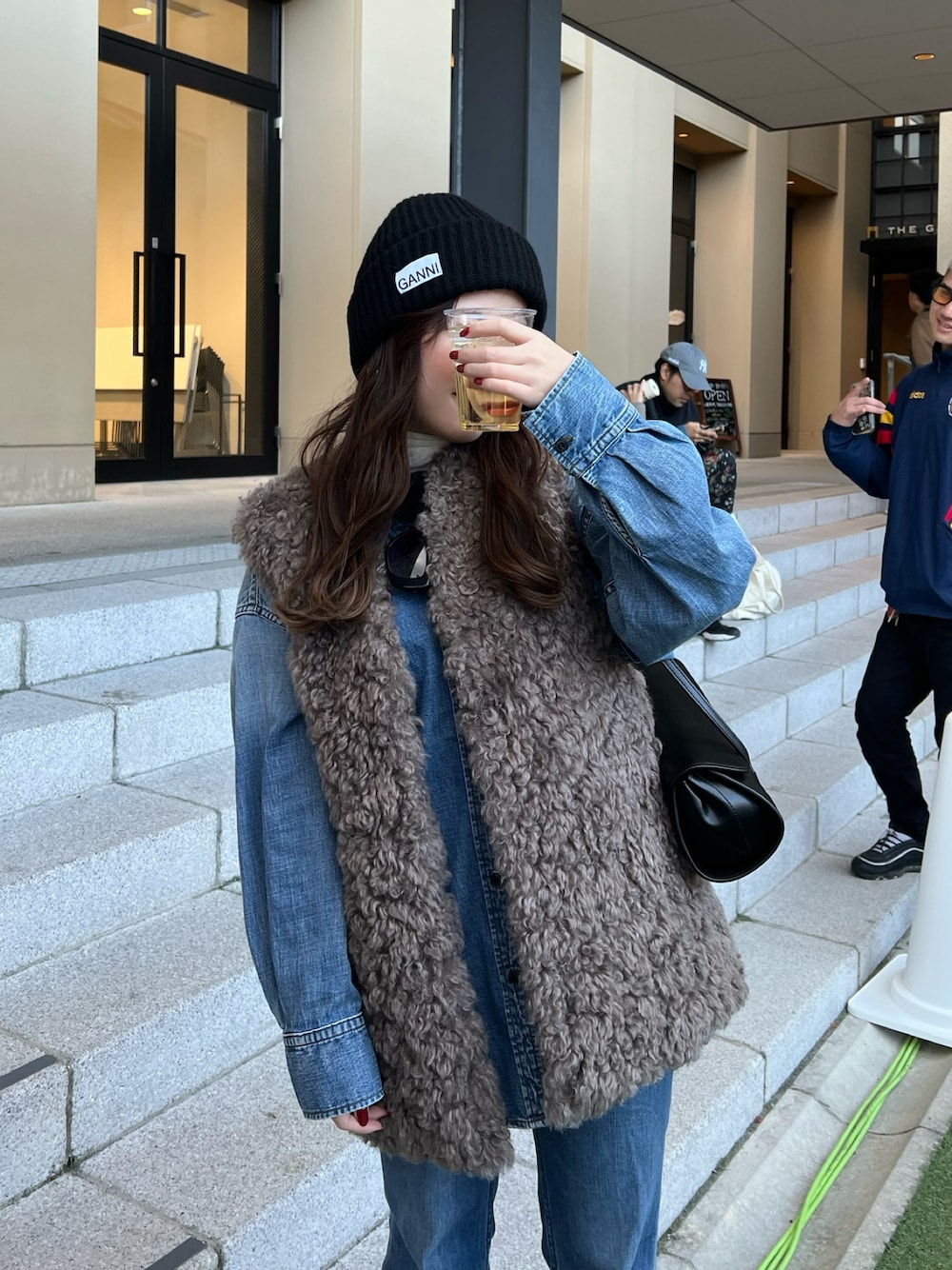 「JOURNAL STANDARDの《追加３》ライトオンスデニムシャツ（シャツ/ブラウス、ブルー系）」を使った、Manaeさん（レディース・155cm）の秋コーディネートの1枚目の写真