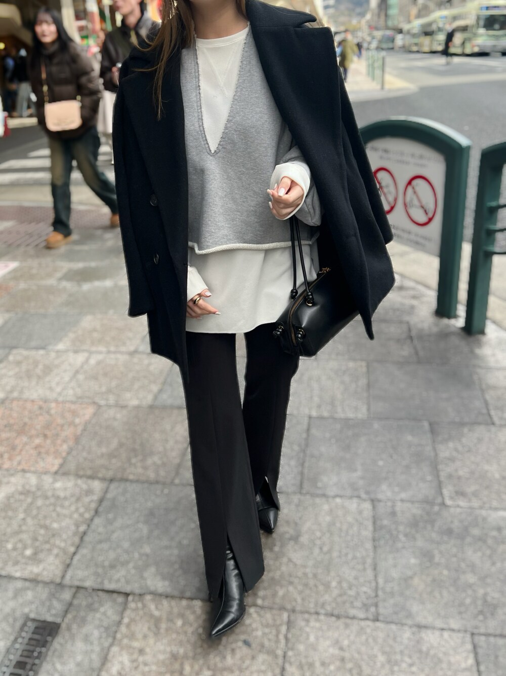 「Whim GazetteのスウェットVネックプルオーバー（スウェット、グレー系）」を使った、Manaeさん（レディース・155cm）の冬コーディネートの1枚目の写真