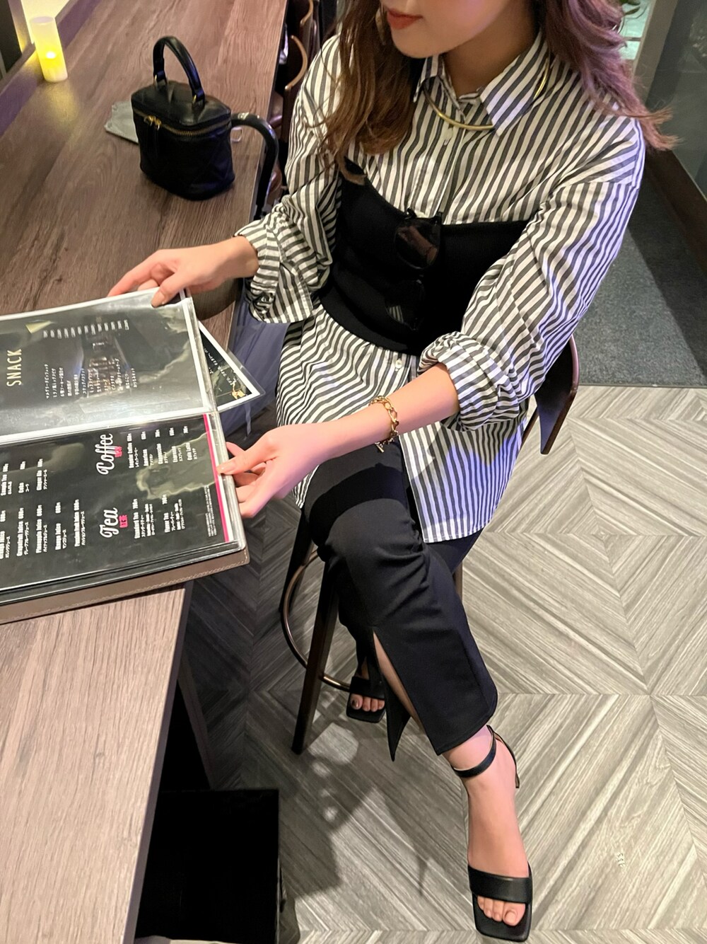 「ADAM ET ROPE'のキルティングMINIバニティーバッグ（ショルダーバッグ、ブラック系）」を使った、Manaeさん（レディース・155cm）の秋コーディネートの1枚目の写真