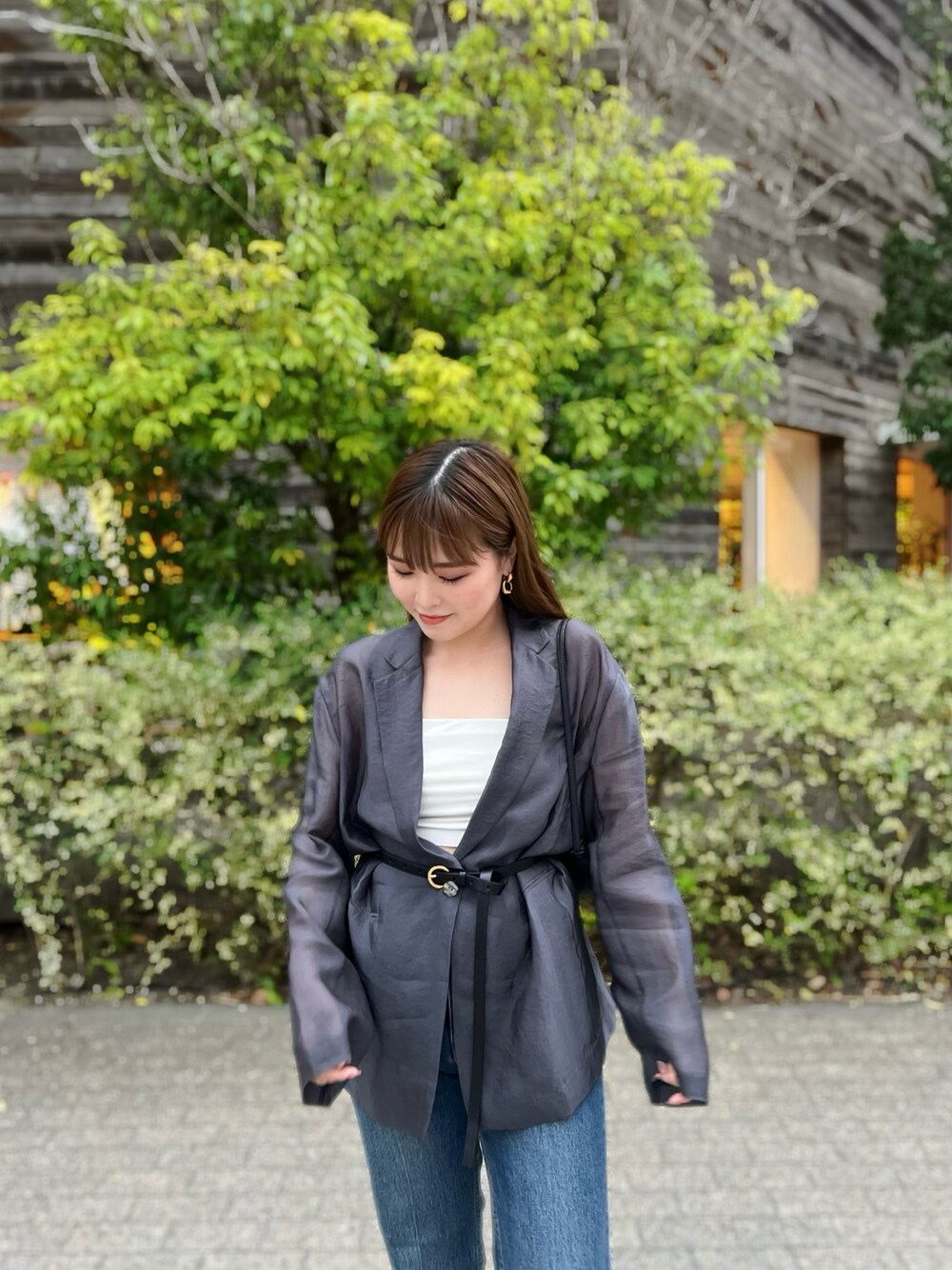 「ADAM ET ROPE'のアイテム（キャミソール、ホワイト系）」を使った、Manaeさん（レディース・155cm）の春コーディネートの1枚目の写真