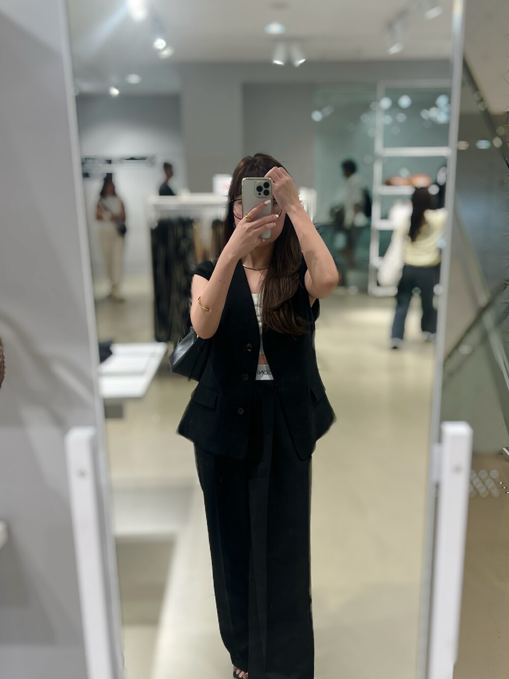 「ROPE'の【洗える】オックスレーヨンノーカラーベスト（ベスト、ブラック系）」を使った、Manaeさん（レディース・155cm）の夏コーディネートの1枚目の写真