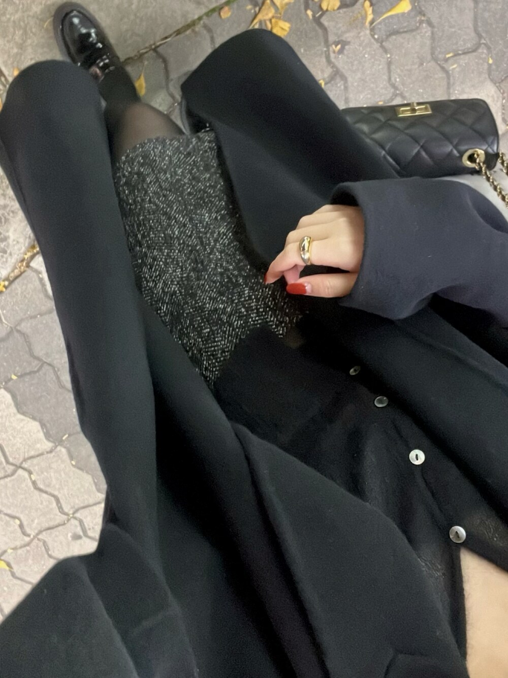 「SALON adam et rope'のピュアラムウールリバーロングコート（その他アウター、ブラック系）」を使った、Manaeさん（レディース・155cm）の冬コーディネートの1枚目の写真