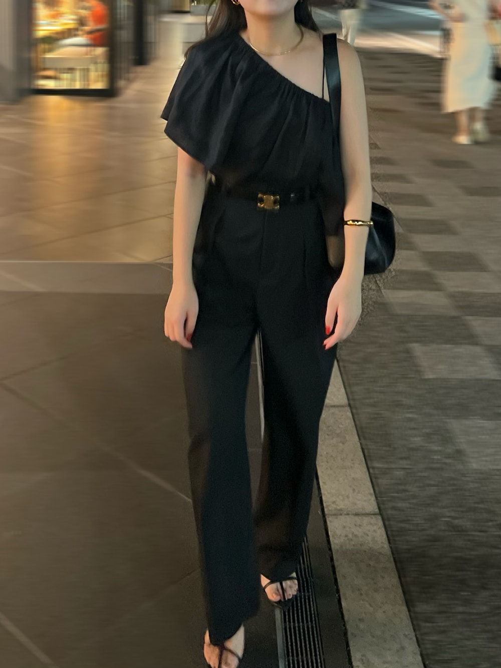 「ROPE'のワイドタックテーパードスラックス（その他パンツ、ブラック系）」を使った、Manaeさん（レディース・155cm）の夏コーディネートの1枚目の写真