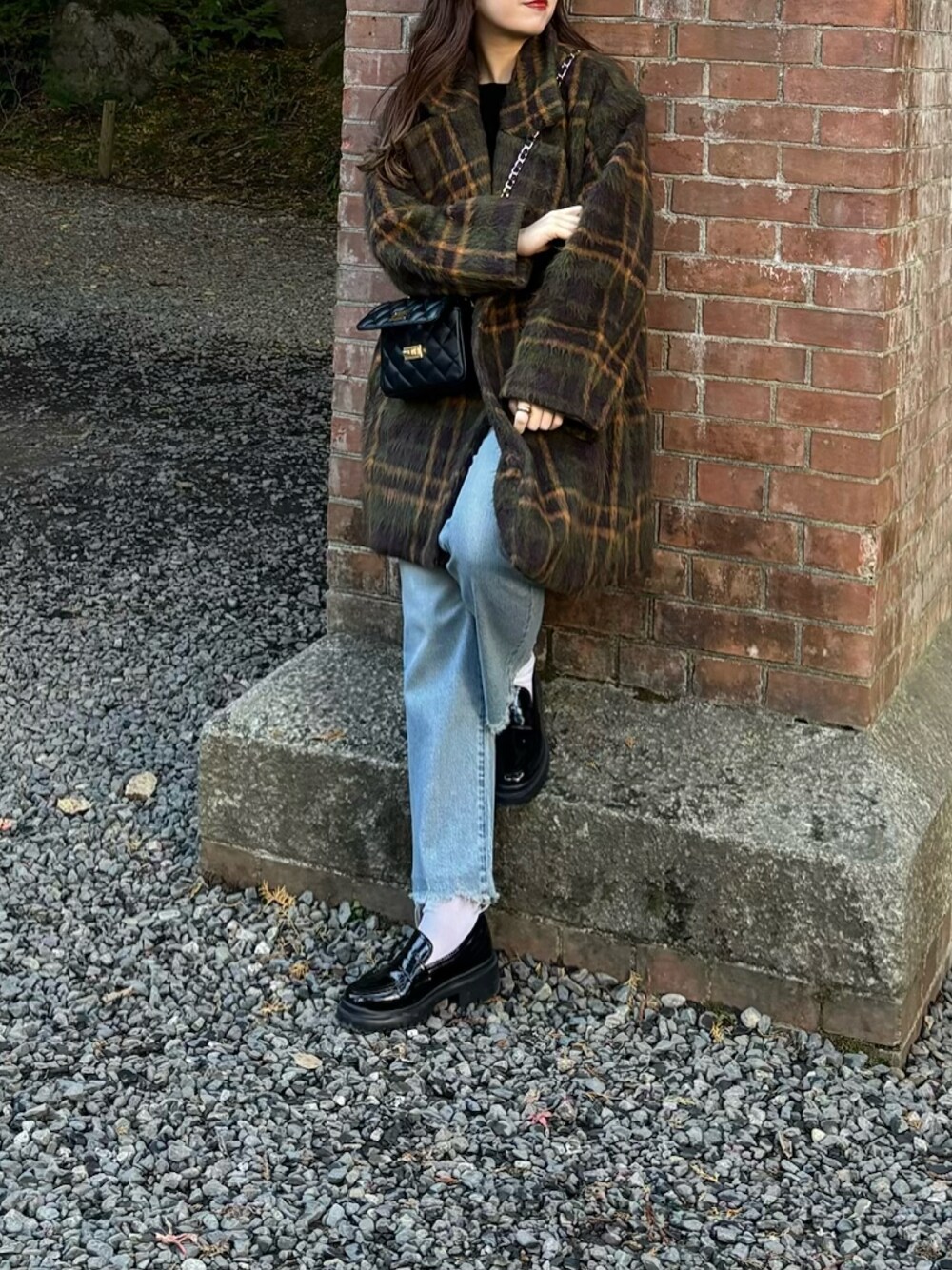 「SALON adam et rope'のアイテム（デニムパンツ、ブルー系）」を使った、Manaeさん（レディース・155cm）の秋コーディネートの1枚目の写真