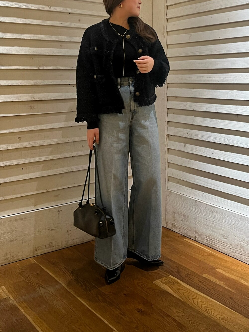 「SALON adam et rope'のセンタープレスバギーデニム（デニムパンツ、ブルー系）」を使った、Manaeさん（レディース・155cm）の冬コーディネートの1枚目の写真