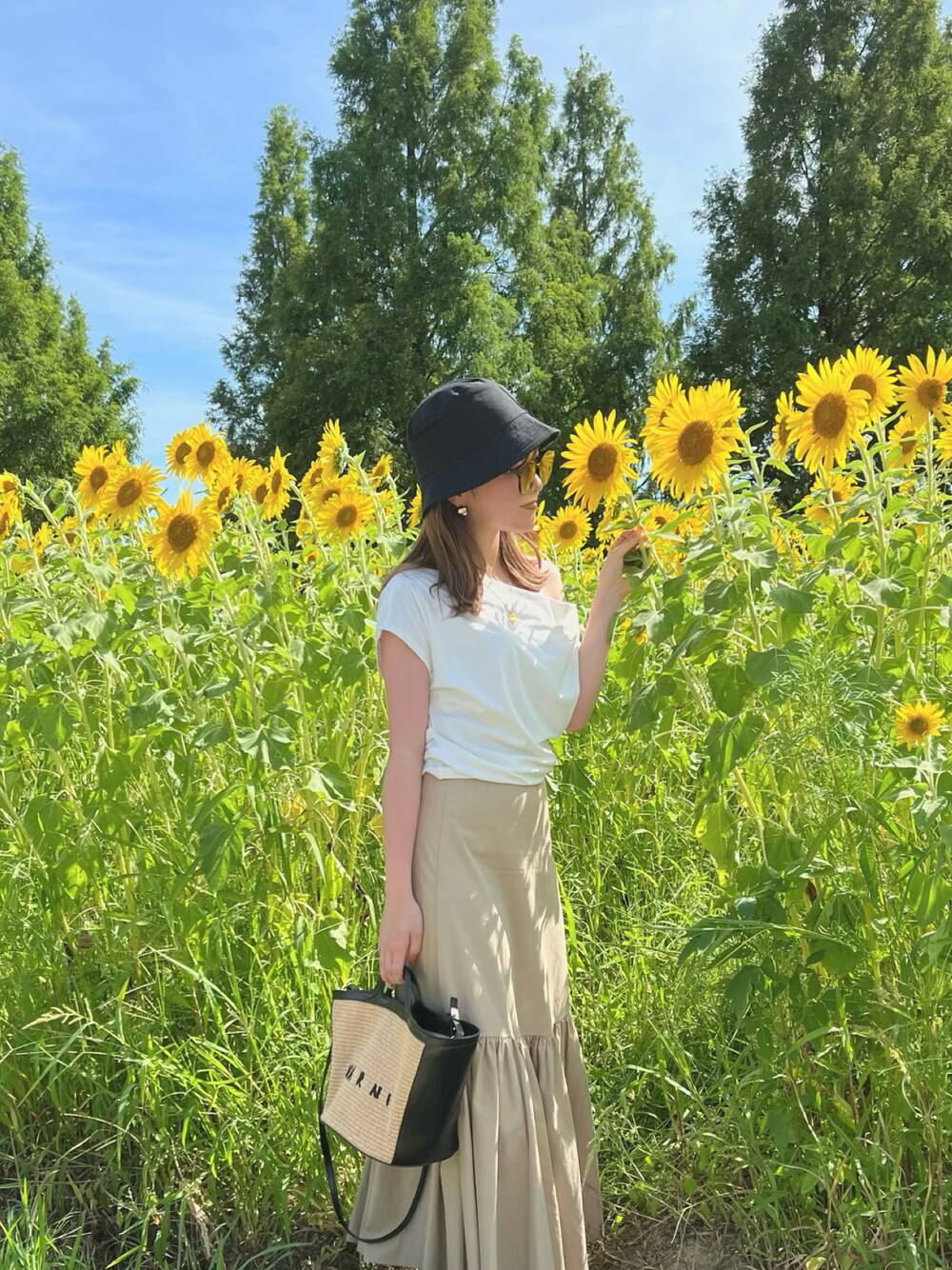 「MARNIのTROPICALIA SMALL BAG/ トロピカリアスモールバッグ（ハンドバッグ、ブラック系）」を使った、Manaeさん（レディース・155cm）の夏コーディネートの1枚目の写真