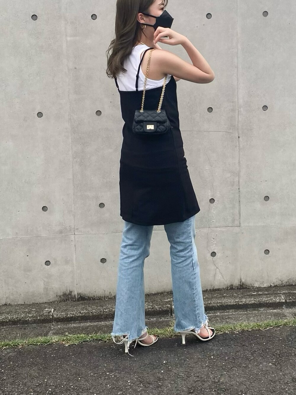 「H&Mのアイテム（トップス、ブラック系）」を使った、Manaeさん（レディース・155cm）の春コーディネートの1枚目の写真