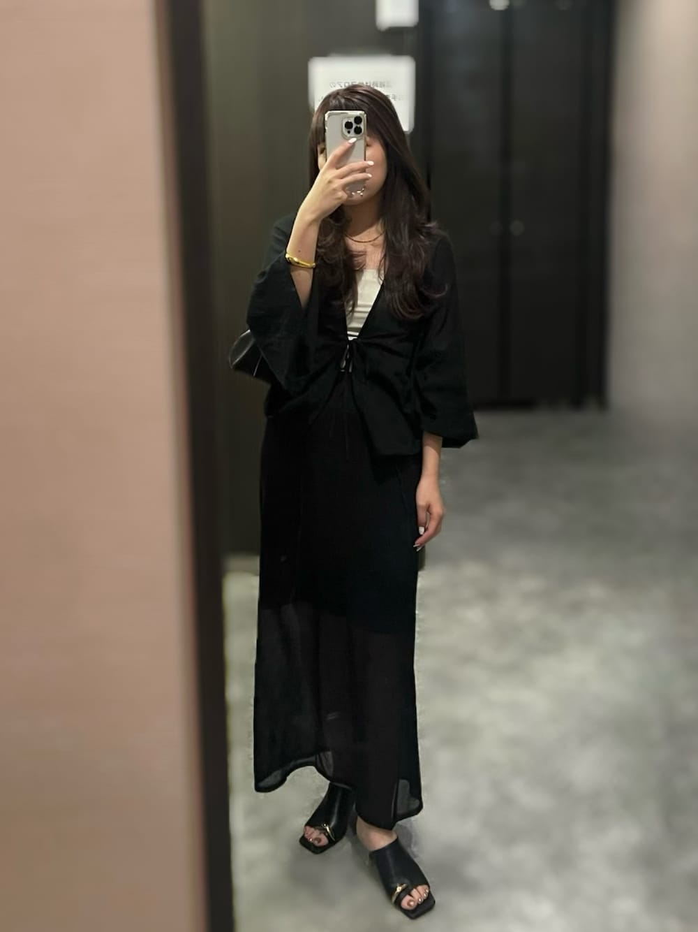 「SALON adam et rope'のシアーナローニットスカート【洗える】（スカート、ブラック系）」を使った、Manaeさん（レディース・155cm）の夏コーディネートの1枚目の写真