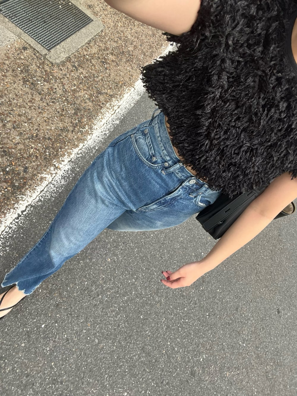 「SALON adam et rope'のアイテム（デニムパンツ、ブルー系）」を使った、Manaeさん（レディース・155cm）の秋コーディネートの1枚目の写真