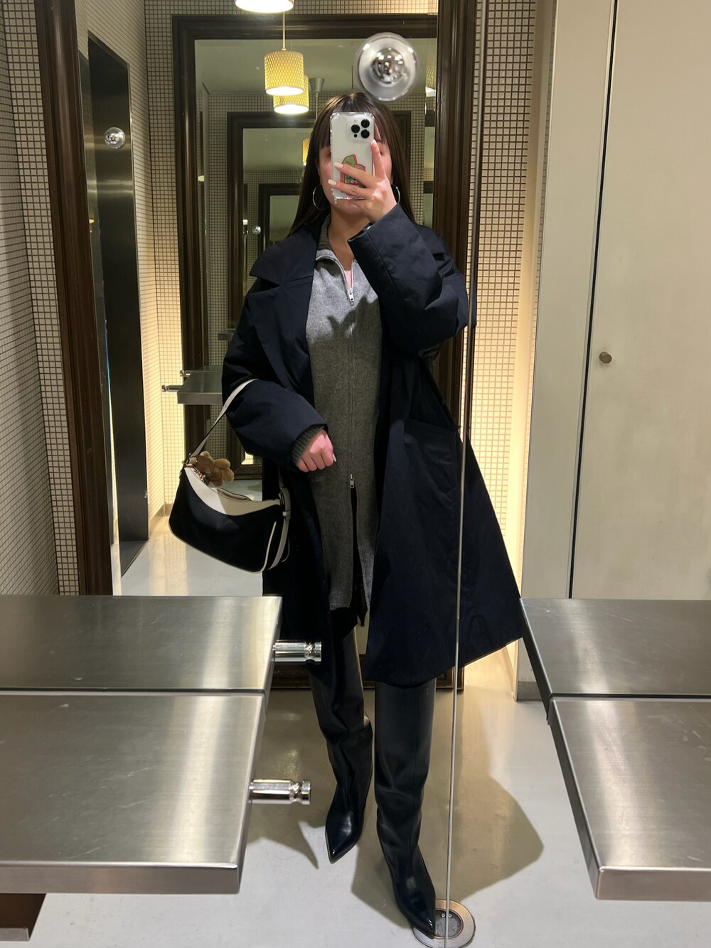 「Whim Gazetteのアイテム（ニット/セーター、グレー系）」を使った、Manaeさん（レディース・155cm）の冬コーディネートの1枚目の写真