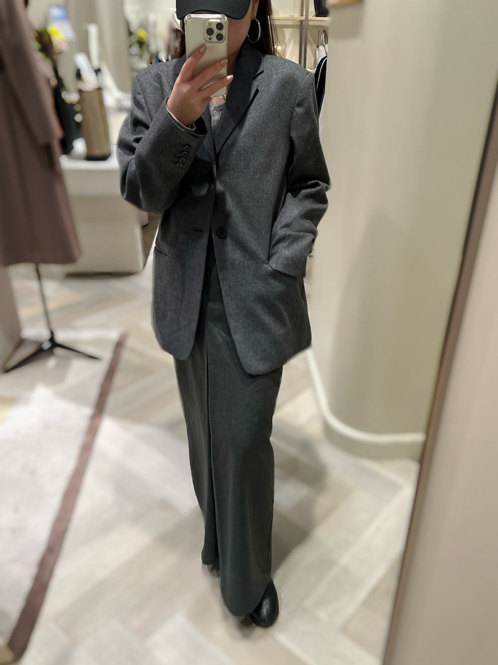 「ADAM ET ROPE'のシングルプレストオーバージャケット（テーラードジャケット、グレー系）」を使った、Manaeさん（レディース・155cm）の秋コーディネートの1枚目の写真