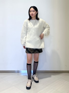 「白ニット」｜「アイテム（スカート、グレー系）」を使った、なつきさん（レディース・154cm）の秋コーディネート
